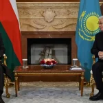 Тоқаев Оман Сұлтанымен әуежайда кездесіп, келіссөздер жоспарын талқылады