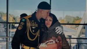 “Бүкіл Қазақстан сені күтті, Никита”: Каспийдегі ТЖ-дан аман қалған сарбаз анасымен түскен суретін жариялады (фото)