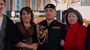 Каспийдегі қайғылы оқу-жаттығудан аман қалған әскери қызметшілер үйлеріне оралды (видео)