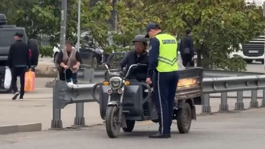 “60-қа жуық ереже бұзу дерегі”: Алматы полициясы базар маңында үш дөңгелекті көліктерге қатысты рейд жүргізді