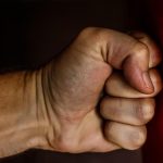 Күректің сабымен ұрған: Атырауда шуламауды өтінген тұрғынды бір топ жігіт соққыға жықты