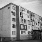 Оралда екі жасөспірім көпқабатты үйдің шатырынан құлап қаза тапты