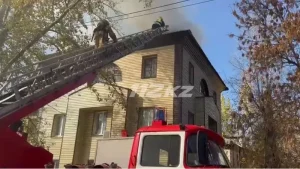 Өскеменде тұрғын үй шатыры өртеніп, сегіз адам эвакуацияланды