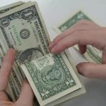 Қазақстандық азамат ұшақта 3600 долларынан айырылып қалды: ақша қонақүйден табылды (видео)