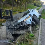 Алматыда такси арыққа түсіп кетіп, жолаушы зардап шекті