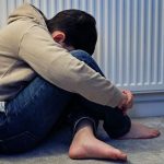 “Шикі балықты аузы мен құлағына тыққан”: Алматыда әйел өз үйінің ауласында баласы қандай қорлық көргенін айтты
