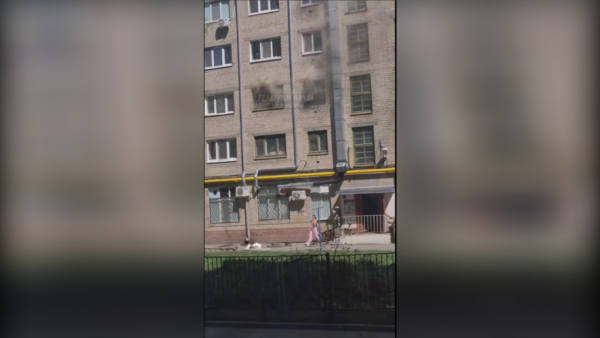 Квартира вспыхнула в казанской пятиэтажке, на месте пожарные - видео 07/05/2026 –