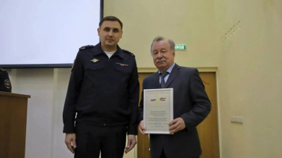 В Казани наградили граждан, которые помогли женщине избежать потери миллионов рублей 28/04/2026 – Новости