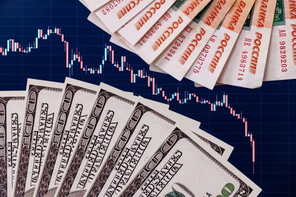 ЦБ понизил официальный курс евро на рубль, доллар – на 78 копеек