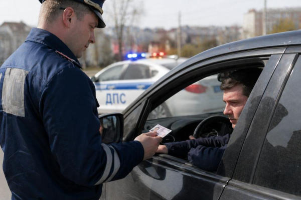 Водителям объяснили, можно ли пересекать сплошную разметку, если она стерлась