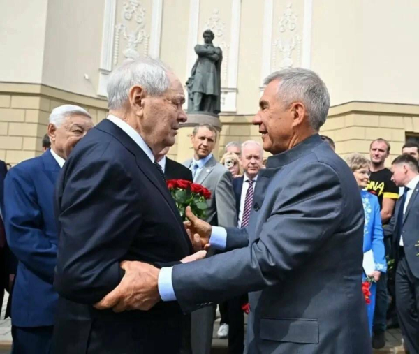 Галимова выложила фото Минниханова, Шаймиева и Мухаметшина у памятника Пушкину