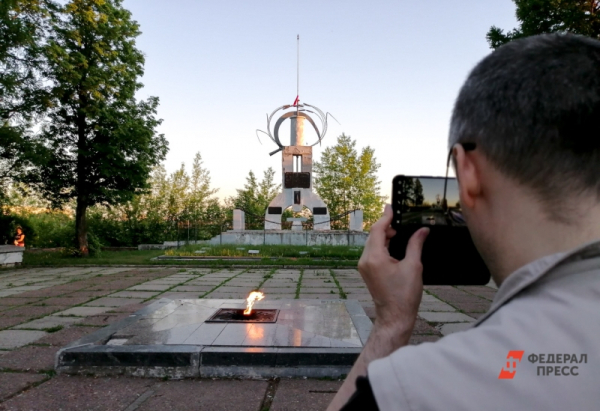 Полуголый подросток катался на самокате по мемориалу Вечного огня в Югре: хайп на осквернении
