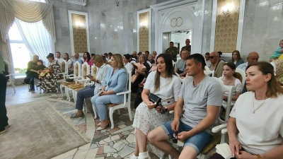 «Нижнекамцы вдохновляли на подвиги»: семьям бойцов СВО вручили награды