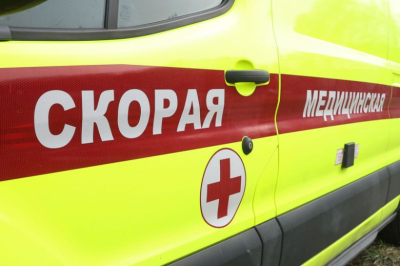 Врезавшегося в бетонные блоки мотоциклиста госпитализировали в Ленобласти