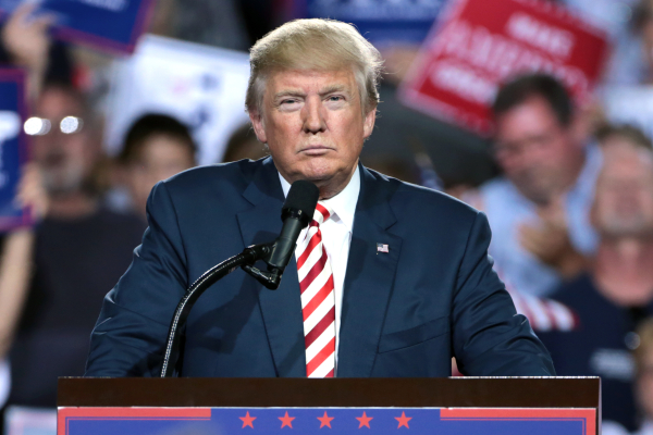 Трамп в ожидании сделки с Тегераном проводит день за игрой в гольф