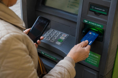 Почему в мае лучше не оставлять деньги на банковской карте