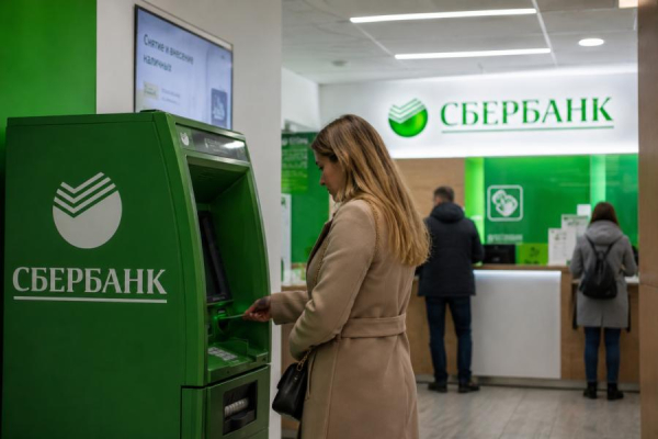 С сегодняшнего дня: Сбербанк ввел нововведение тем, у кого остались деньги на карте