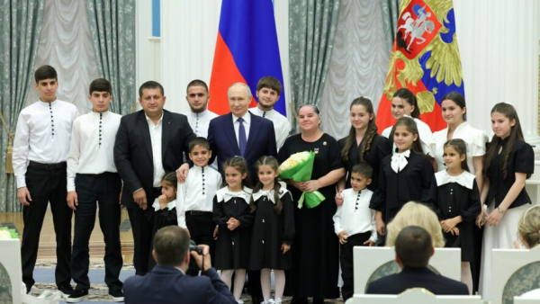 «Вы совершаете подвиг каждый день»: Путин вручил госнаграды многодетным родителям 01/06/2026 – Новости