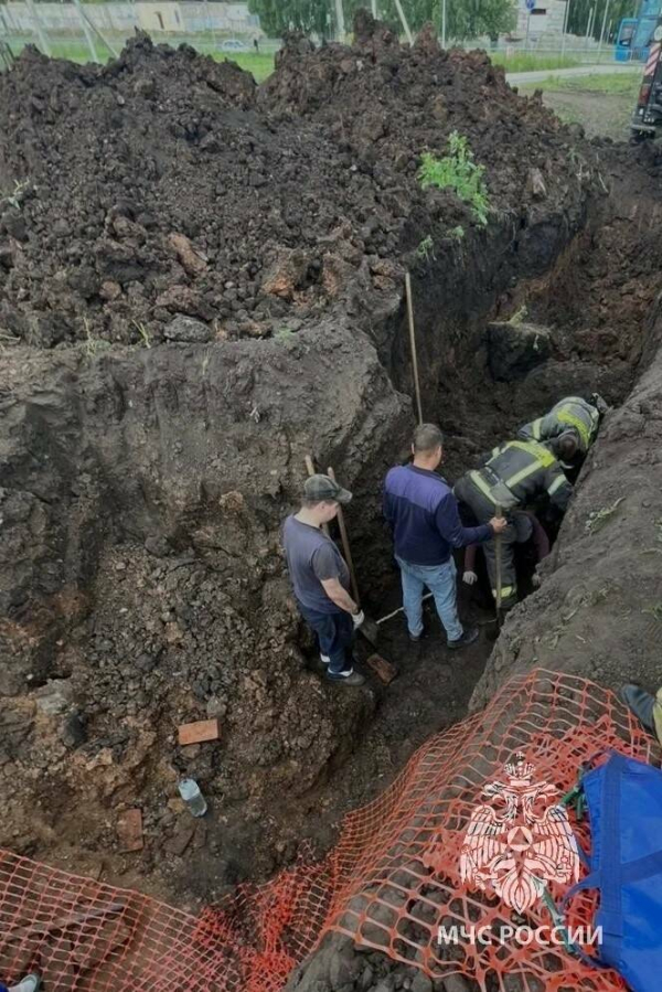 В Челнах из-под обвалившегося грунта вытащили двоих рабочих
