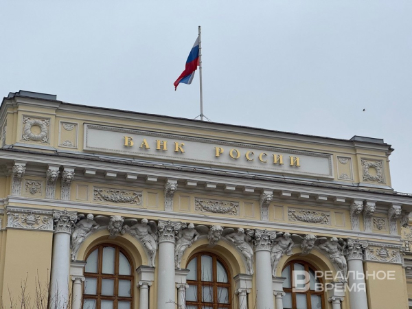 ЦБ официально снизил курс доллара до 70 рублей
