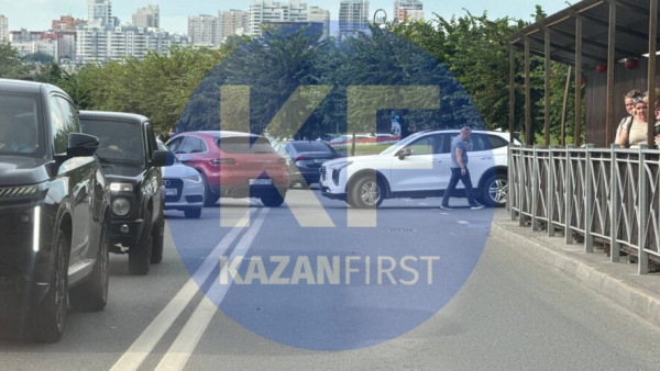 ДТП с двумя иномарками под стенами Кремля парализовало движение в центре Казани 23/07/2026 – Новости