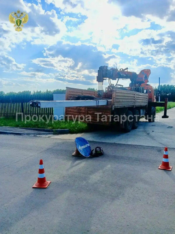 Подросток погиб, влетев на самокате в столбы, торчащие из кузова грузовика в РТ