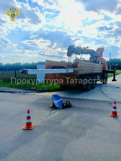 Подросток погиб, влетев на самокате в столбы, торчащие из кузова грузовика в РТ