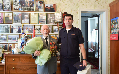 Сотрудники полиции Татарстана поздравили ветерана ВОВ и МВД с 99-летием 31/07/2026 – Новости