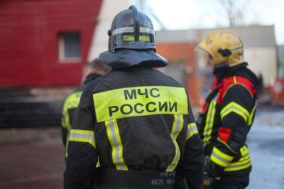 Полыхающий автобус заблокировал целую улицу в крупном российском городе